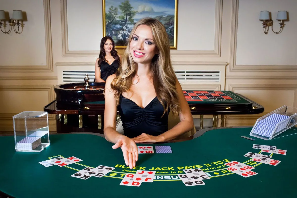 Dealer live di meja kasino dengan tampilan permainan real-time