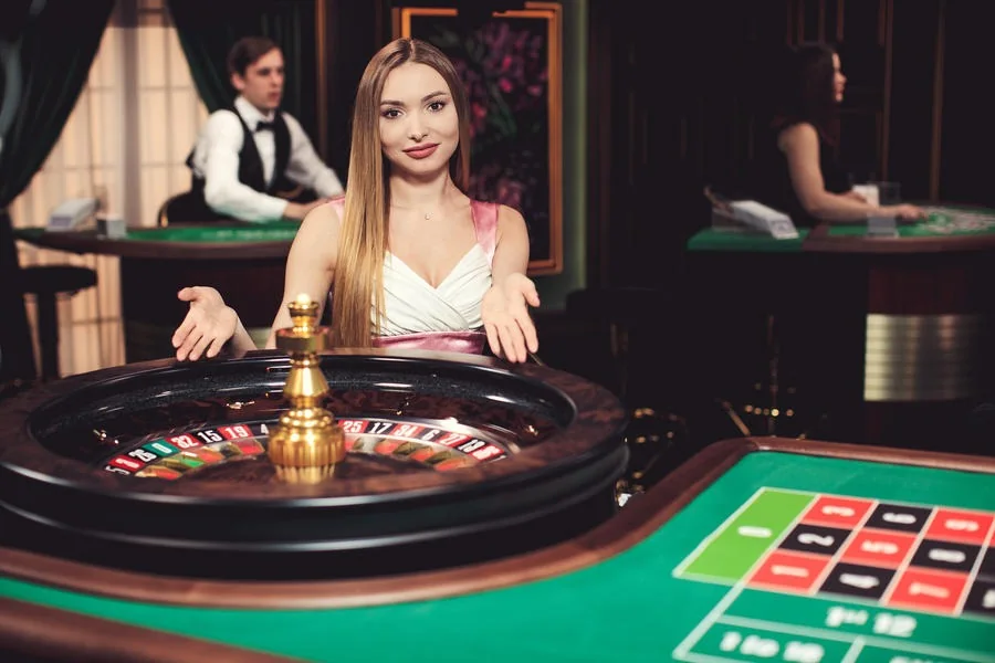 Tampilan meja dealer live dengan kartu dan area permainan